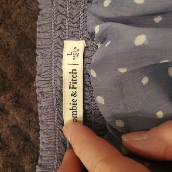 Abercrombie & Fitch Blue Smocked Tank Top. Size Large - Picture 4 of 5